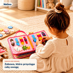 Dziewczynka bawi się różową książeczką sensoryczną Nolinu, zabawa bez ekranu