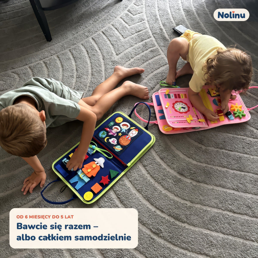 Dwoje dzieci bawi się książeczkami sensorycznymi Nolinu w kolorze niebieskim i różowym